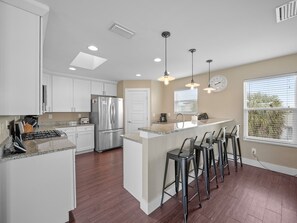 Réfrigérateur, micro-ondes, four, lave-vaisselle