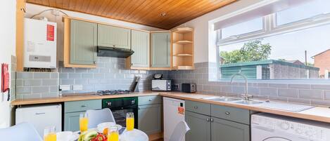 雪櫃、微波爐、焗爐、爐具