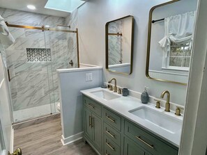 Shower, hair dryer, towels - 1 Block to Ocean Fun (Hilton Head Island)