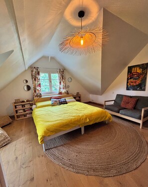 4 bedrooms, desk, iron/ironing board, travel cot