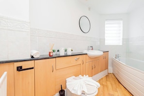 Bathroom - Modern 2-bed Flat Sleeps 4 Near City Centre and Utilita Arena (Birmingham)