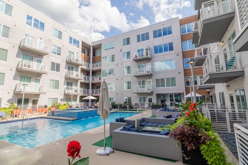 Updated 2-Bedroom with a pool and hot tub