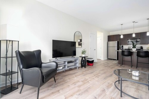 Updated 2-Bedroom with a pool and hot tub