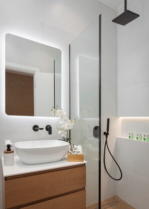Dusche, Haartrockner, Handtücher, Seife