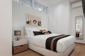 2 chambres, coffres-forts dans les chambres, fer et planche à repasser