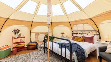 1 bedroom, bed sheets