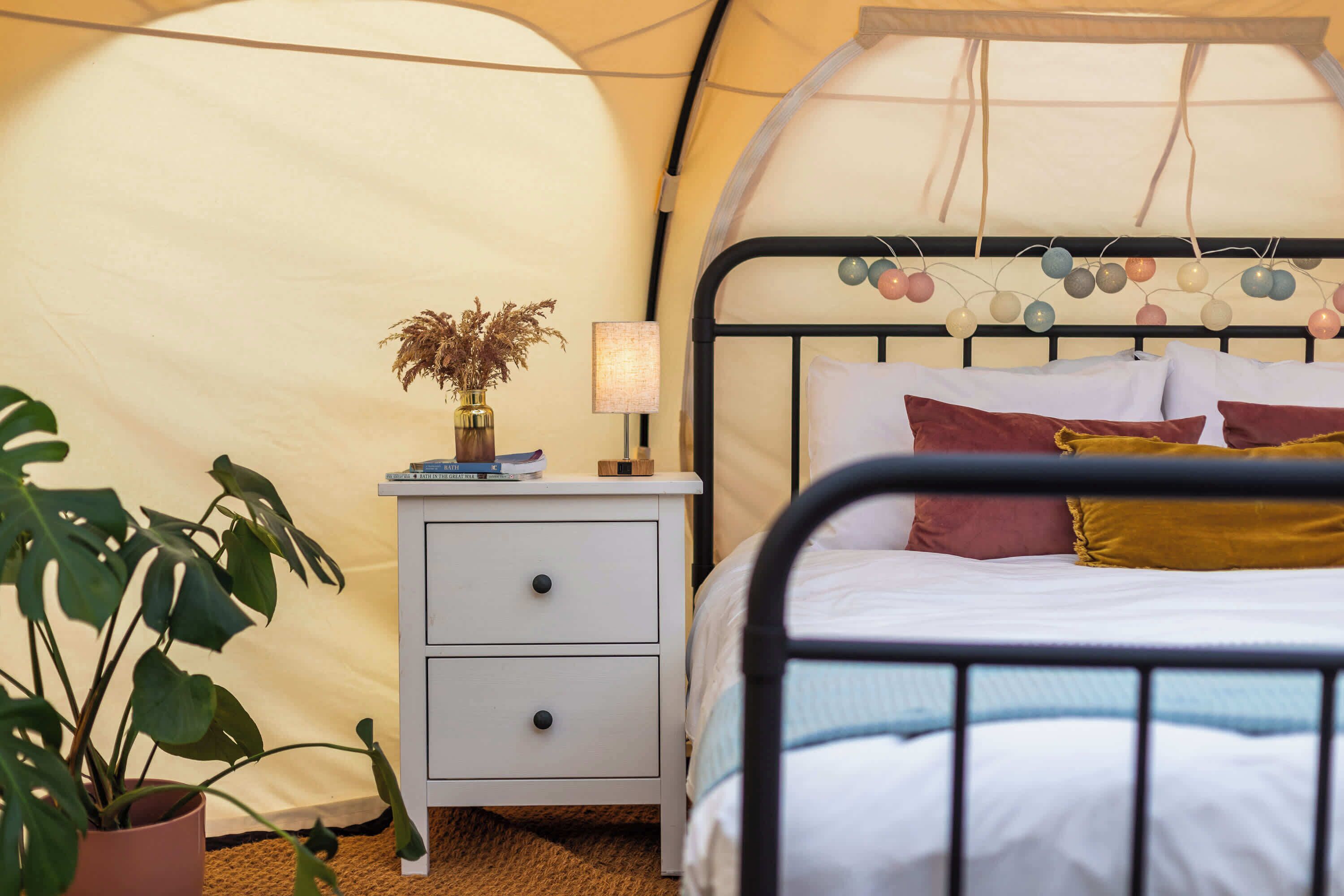 1 bedroom, bed sheets