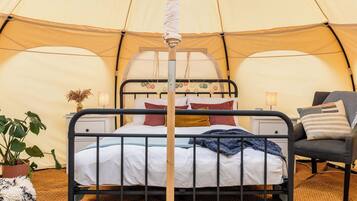1 bedroom, bed sheets