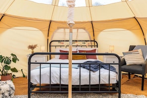 1 bedroom, bed sheets - Glamping - The Natterjack, Bath (Charlcombe)