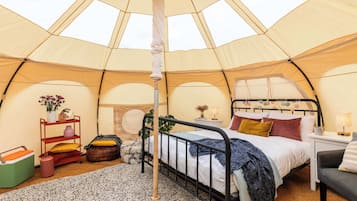 1 bedroom, bed sheets