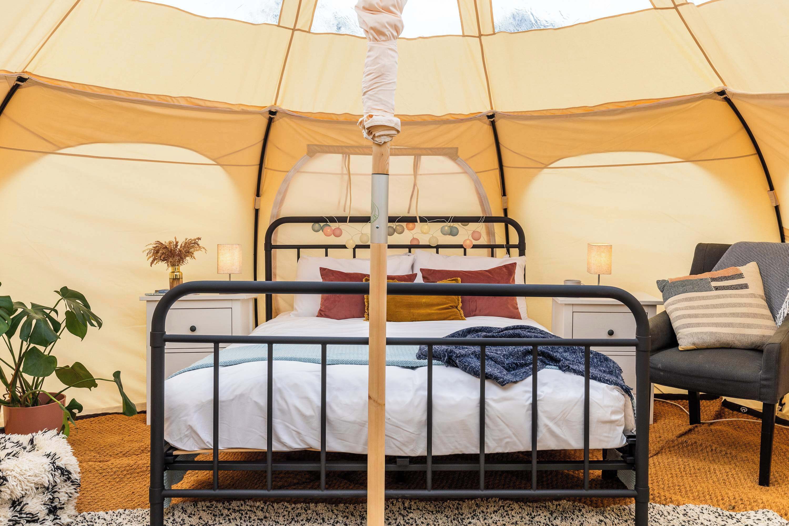 1 bedroom, bed sheets
