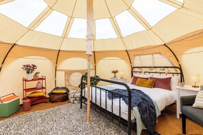 1 bedroom, bed sheets - Glamping - The Natterjack, Bath (Charlcombe)
