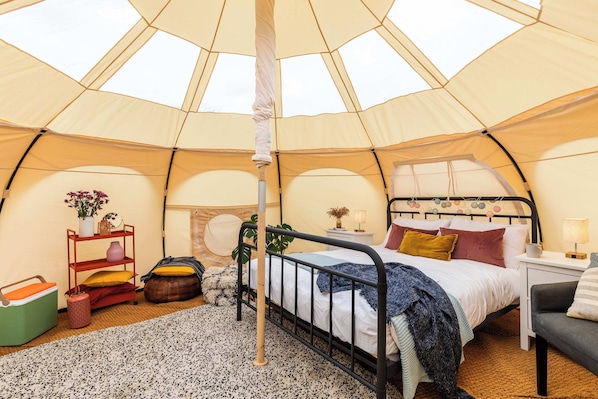 1 bedroom, bed sheets
