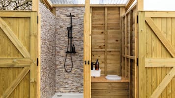 Een douche, handdoeken, shampoo