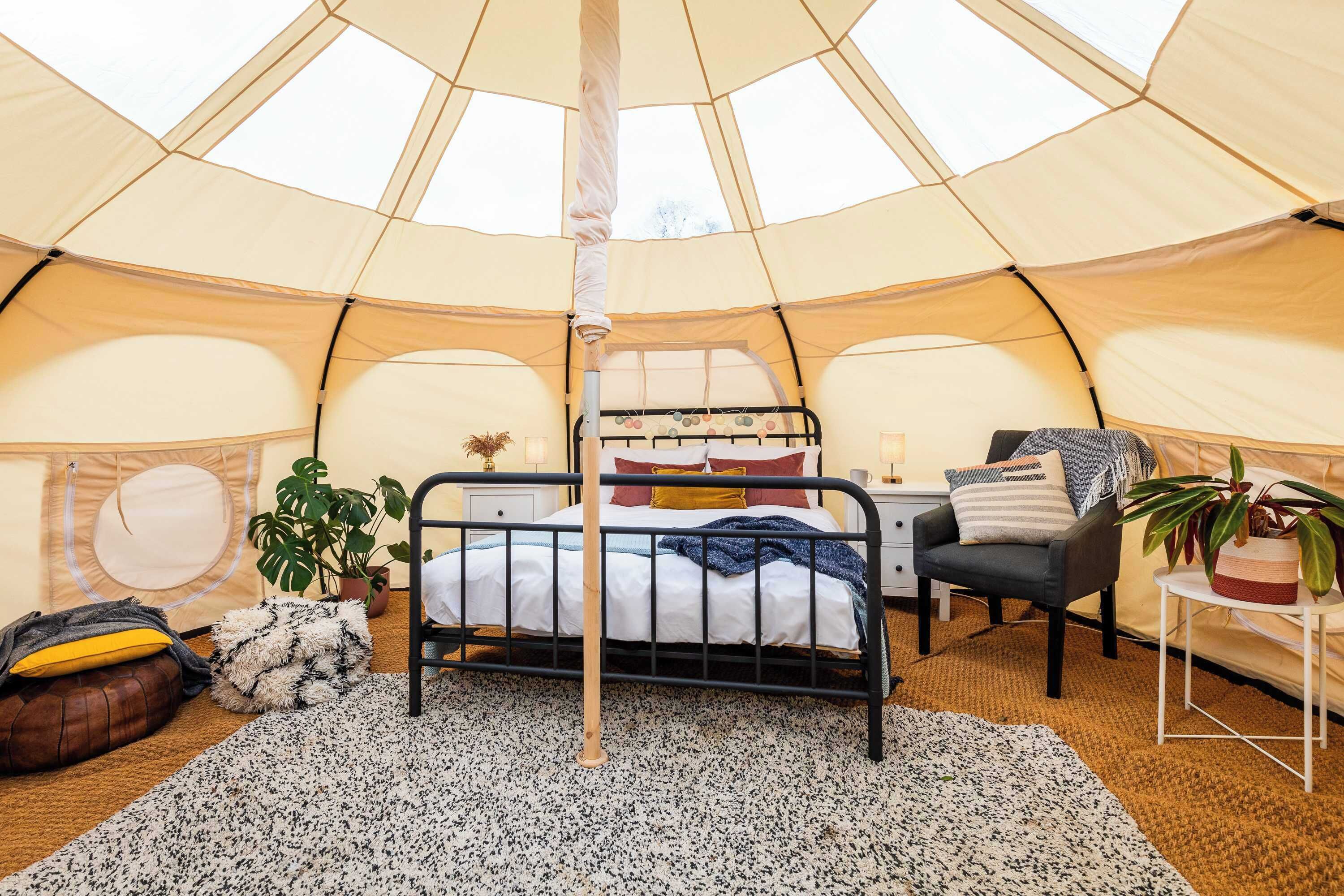 1 bedroom, bed sheets