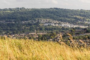 Une ville qui se distingue par une église imposante et des immeubles résidentiels situés sur des collines douces.