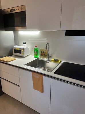 Réfrigérateur, micro-ondes, four, plaque de cuisson