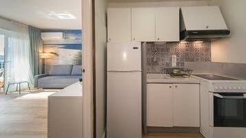 Kühlschrank, Mikrowelle, Ofen, Wasserkocher mit Kaffee-/Teezubehör