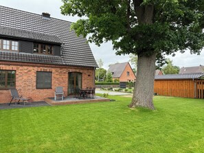 Outdoor dining - Your modern vacation oasis on Lake Müritz - FeHaus Lake Residence in Rechlin (Rechlin)