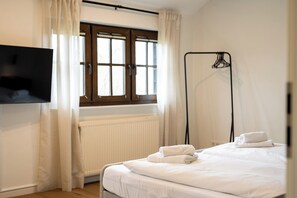 3 bedrooms, desk, iron/ironing board, travel crib