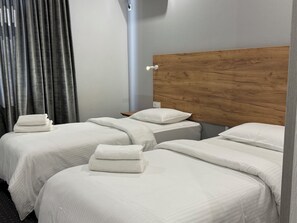 Deluxe-Zweibettzimmer | Schreibtisch, laptopgeeigneter Arbeitsplatz, Bügeleisen/Bügelbrett
