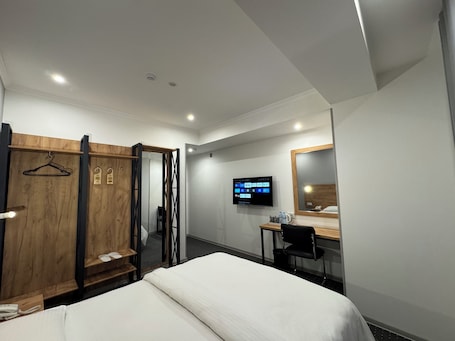 Escritorio y espacio para trabajar con laptop