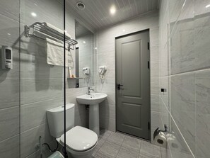 Deluxe-Zweibettzimmer | Badezimmer | Dusche, Haartrockner, Seife, Shampoo