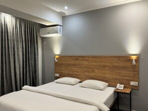 Habitació individual Deluxe | Escriptori i espai de treball apte per a portàtils