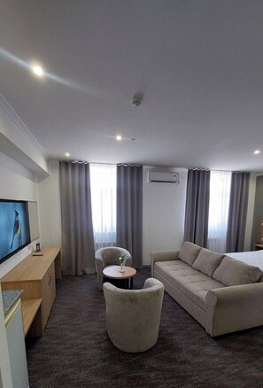 ห้องลักซ์ชัวรี่สวีท | บริเวณนั่งเล่น