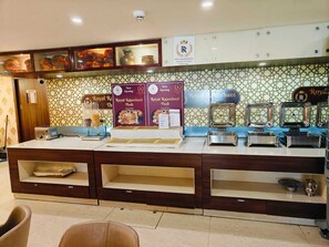 Desayuno buffet (INR 299 por persona) 