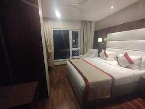 Soundproofing, iron/ironing board, free WiFi - SS LUMINA HOTEL (Bengaluru)