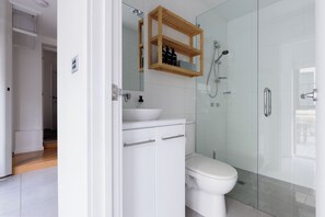 Shower, hair dryer, towels, shampoo