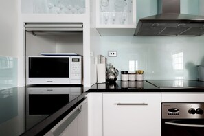 Refrigerador, microondas, horno y parrilla de estufa