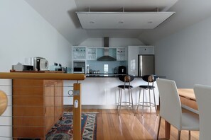 Frigorífic, microones, forn i placa de cuina 