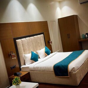 Chambre Double Luxe pour 1 personne, vue ville | Coffres-forts dans les chambres, bureau