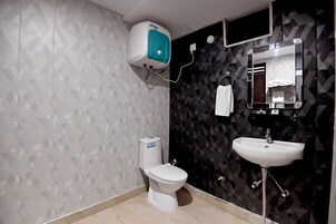 Lyxigt dubbelrum för 1 person - utsikt mot staden | Badrum | Dusch, tofflor, handdukar och tvål