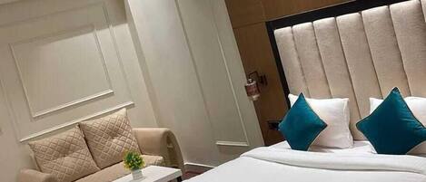 Cofres nos quartos, escrivaninha, espaço de trabalho para notebook