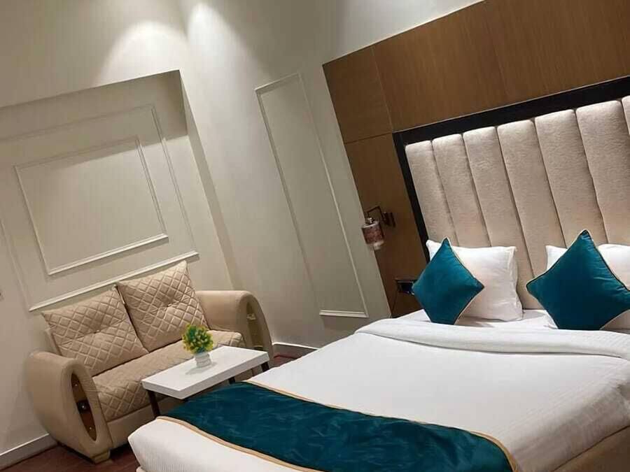 Caja de seguridad en la habitación y escritorio