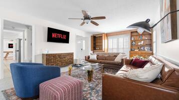 Televisio, takka, työhuone