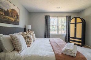 4 habitaciones, escritorio, tabla de planchar con plancha y wifi