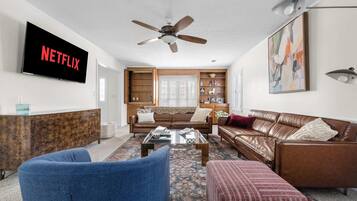 Télévision, cheminée, espaces bureaux