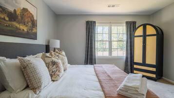 4 bedrooms, desk, iron/ironing board, WiFi