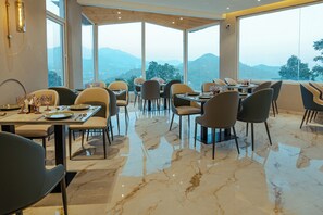 Restaurant - The Barns Resorts (Bhimtal)