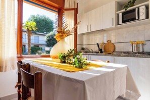 Leilighet, 2 soverom, terrasse, hageutsikt | Spisestue