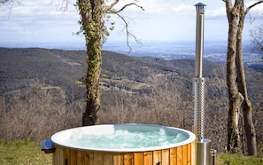 Outdoor spa tub - Between the mountains and the sea, a profound and eco-chic nature experience in (Montbolo)