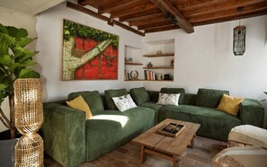 Fernseher, DVD-Player, Bücher, Stereoanlage