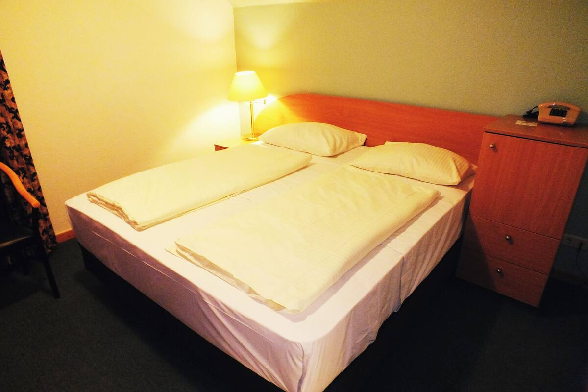 Comfort studio, uitzicht op heuvels | Een bureau, een strijkplank/strijkijzer, gratis wifi