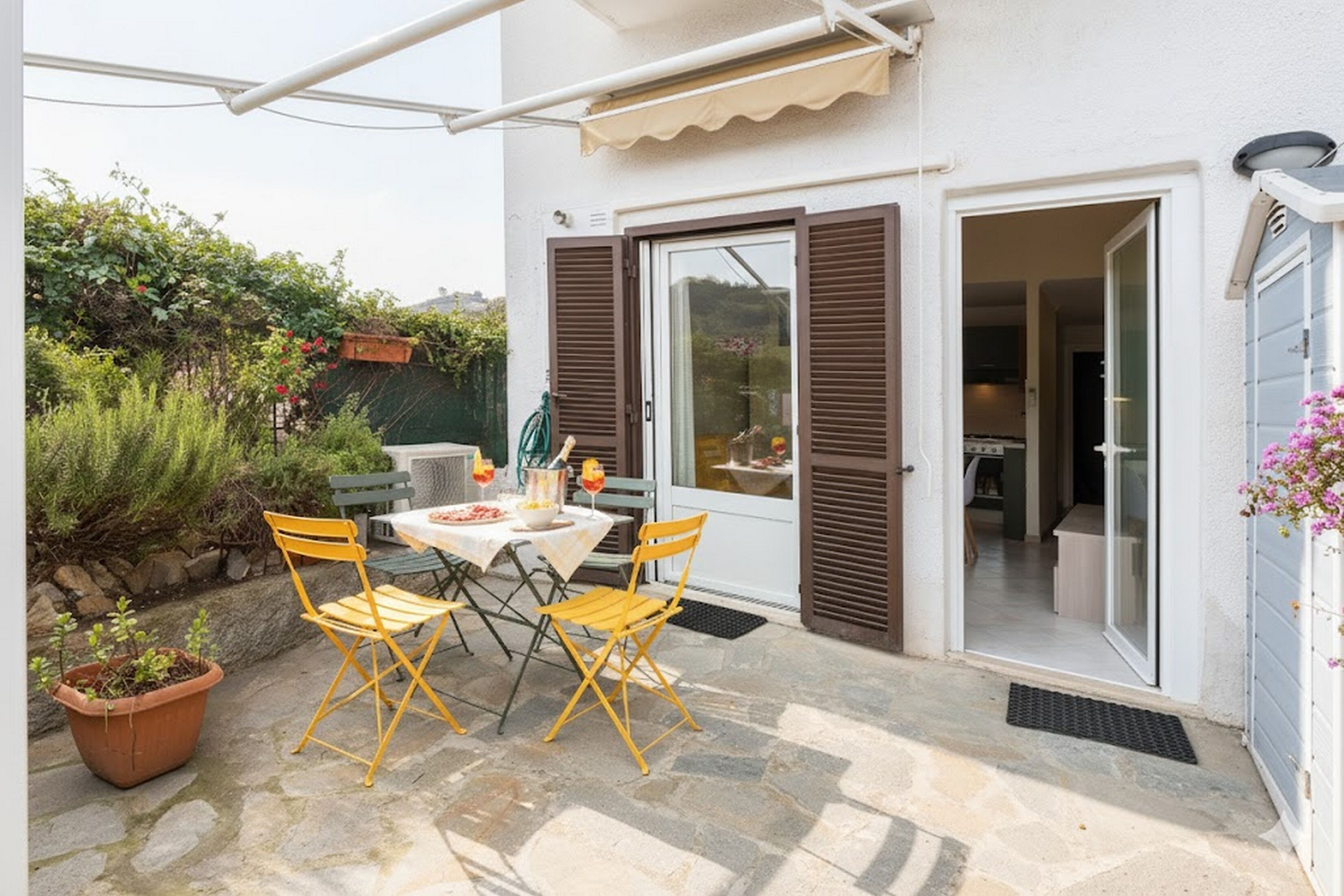 Basic Apartment | Terrace/patio