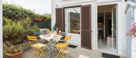 Basic Apartment | Terrace/patio