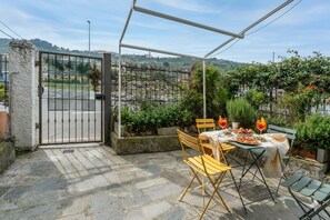 Basic Apartment | Terrace/patio